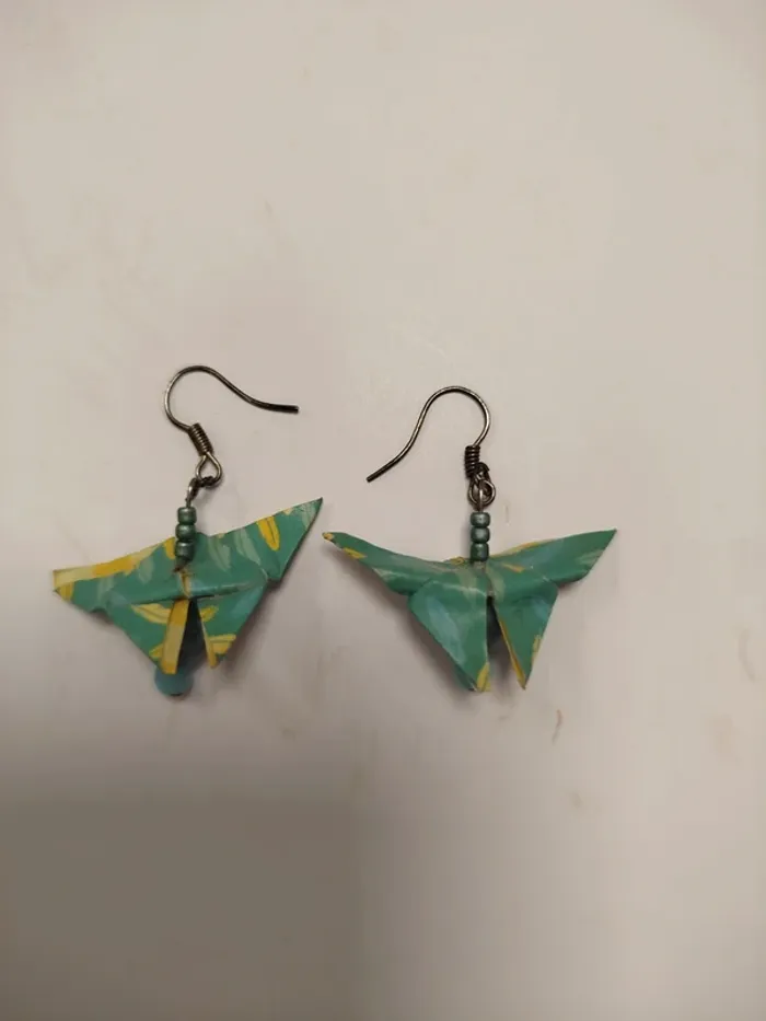 Boucles d'oreilles origami papillon vert et jaune, perles bleues BO05 - photo numéro 3