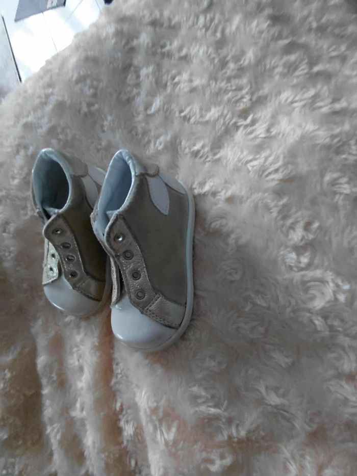 Très belle paire de bottines premier pas bébé fille Pointure 18 lisez bien l'annonce surtout - photo numéro 9