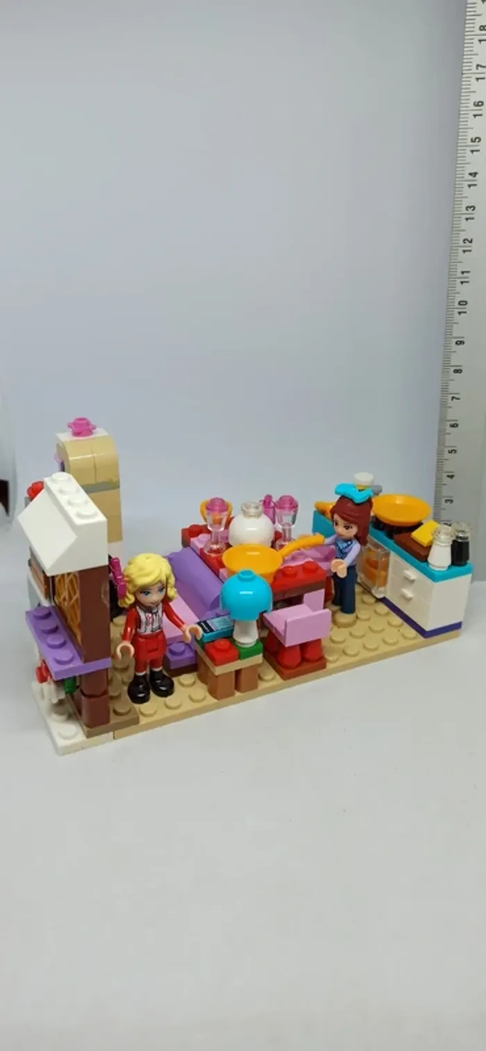 Salle à manger cuisine avec personnages lego