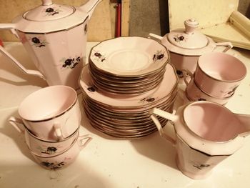 service à thé et gateau rose à fleurs