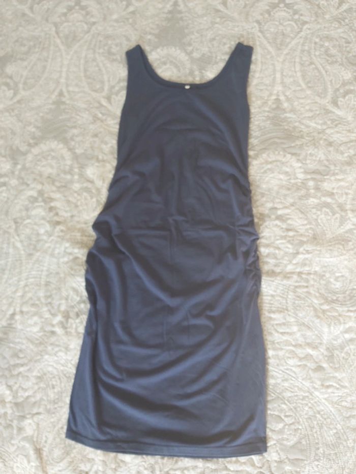 Robe femme enceinte mi-longue.
