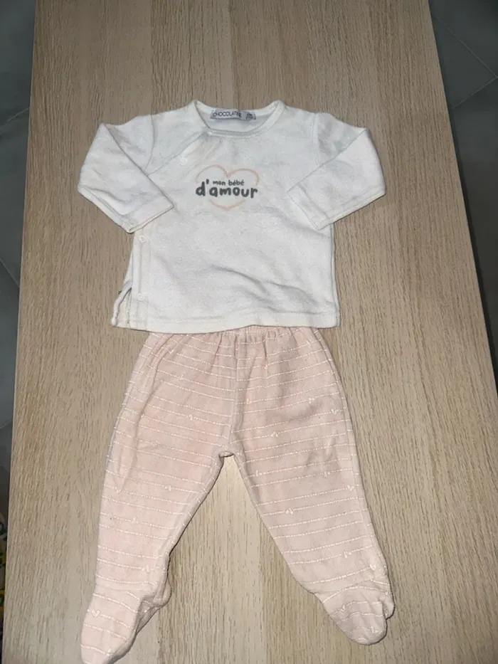 Vend pyjama 2 pièce marque chocolatine taille 6 mois en bonne état