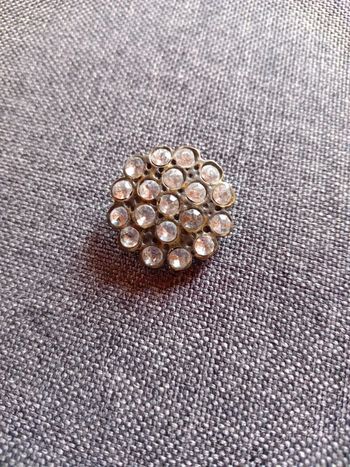 Bouton fantaisie avec strass