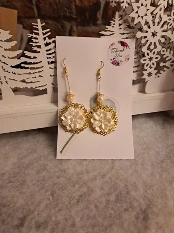 Boucles d'oreilles pendante chic doré et blanche