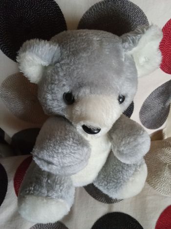 Peluche doudou qui ressemble à un ours ourson ou une souris couleur gris  clair blanc vintage ancienne Comexo assise 20 cm ventre blanc  nez noir dur plastique peluche vintage ancienne