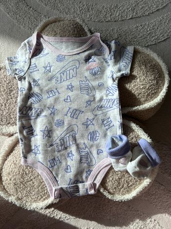 Body manches courtes + chaussettes Nike