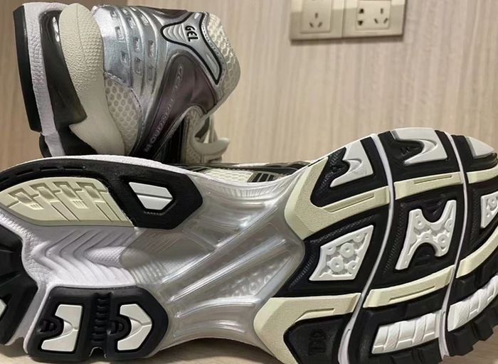 ASICS Gel-Kayano 14  Crème Noire  40.5 - photo numéro 7