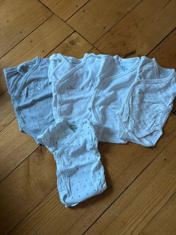 Bodies manches longues en bon état taille 1 mois