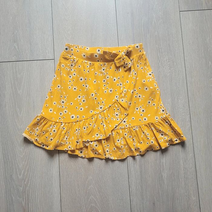 Jupe fluide couleur moutarde. Fille 8 ans. Marque Kiabi