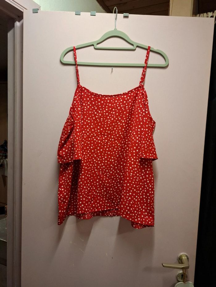 Débardeur rouge épaule dénudé