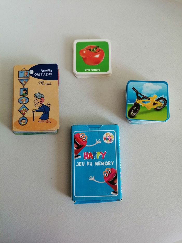 Lot de 4 petits jeux de cartes complets.