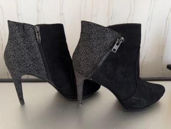Paire de bottines en velours 