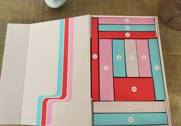 Boîte calendrier de l’avent Younique - photo numéro 3