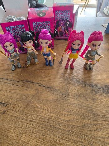 KPop Démon hunterS ,6 figutines surprise neuf sous emballage 