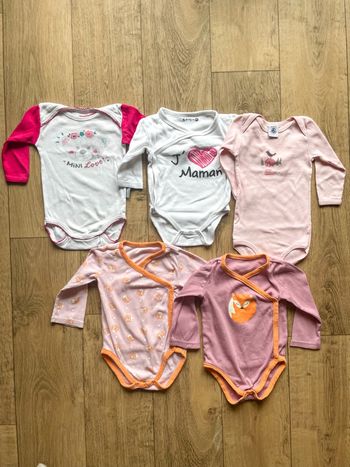 Lot bodys bébé fille taille 6 mois