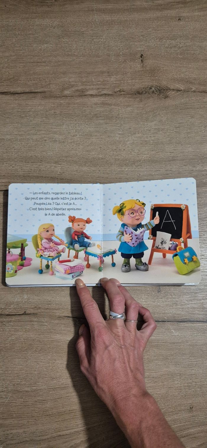 Livre P'tite Fille : Lisa joue à la maîtresse - photo numéro 3