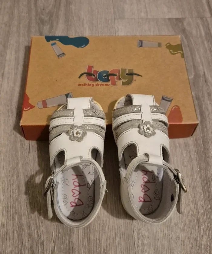 Sandales bopy blanches et argentées fleurs 19 - photo numéro 6