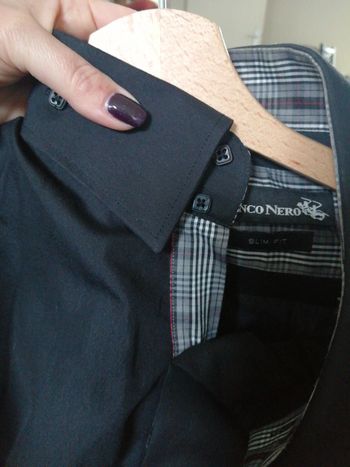 Chemise noire à carreaux rouges