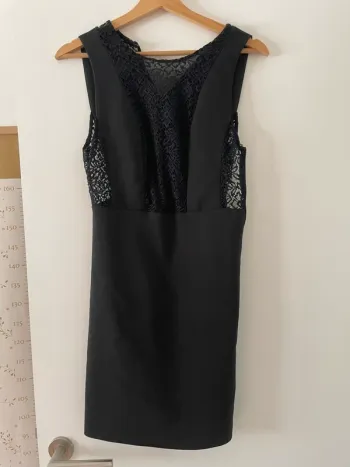 Robe noire en dentelle Zara