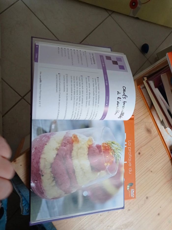 Livre dans un verre - photo numéro 2