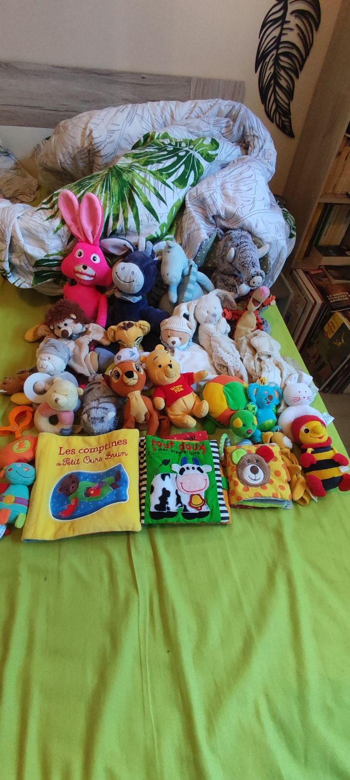 Peluches, hochets, livres et doudous - photo numéro 2