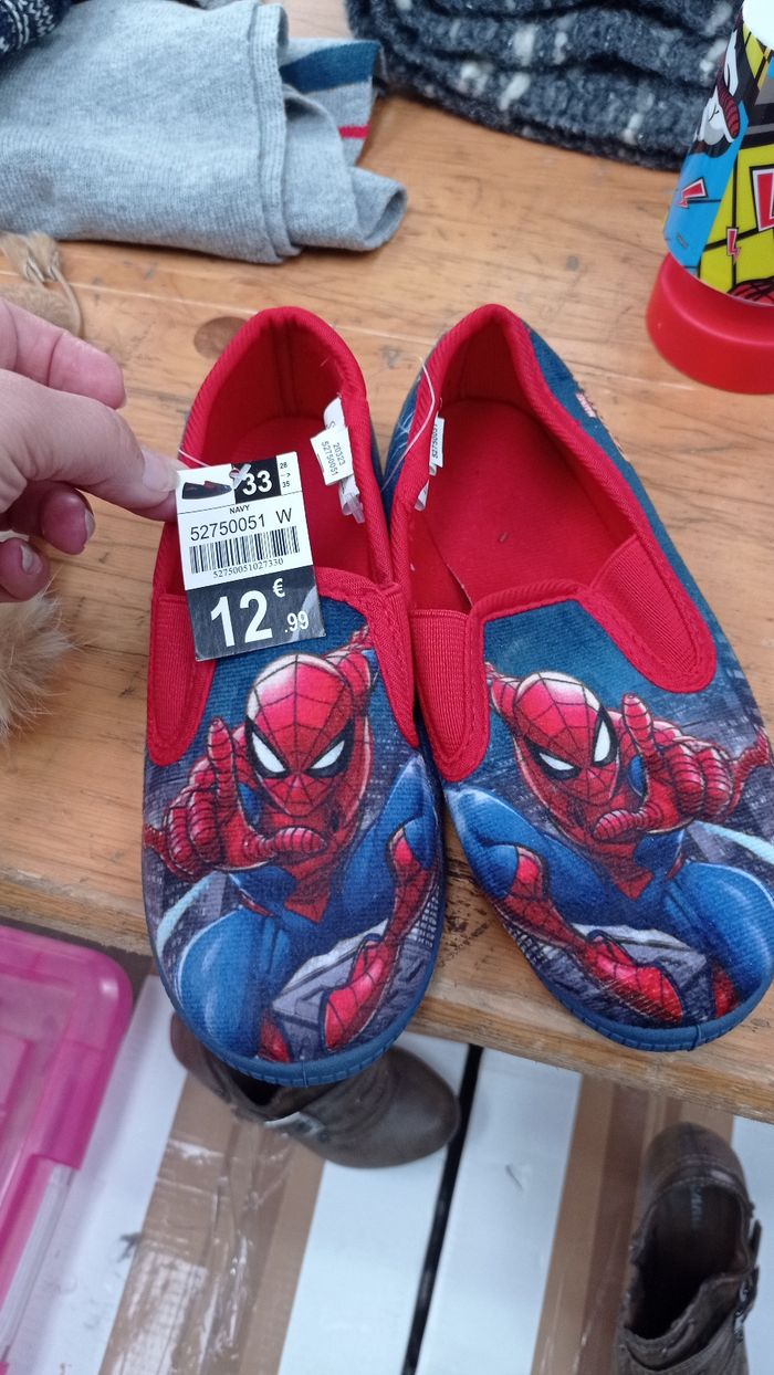 Pantoufles spiderman neuve taille 33