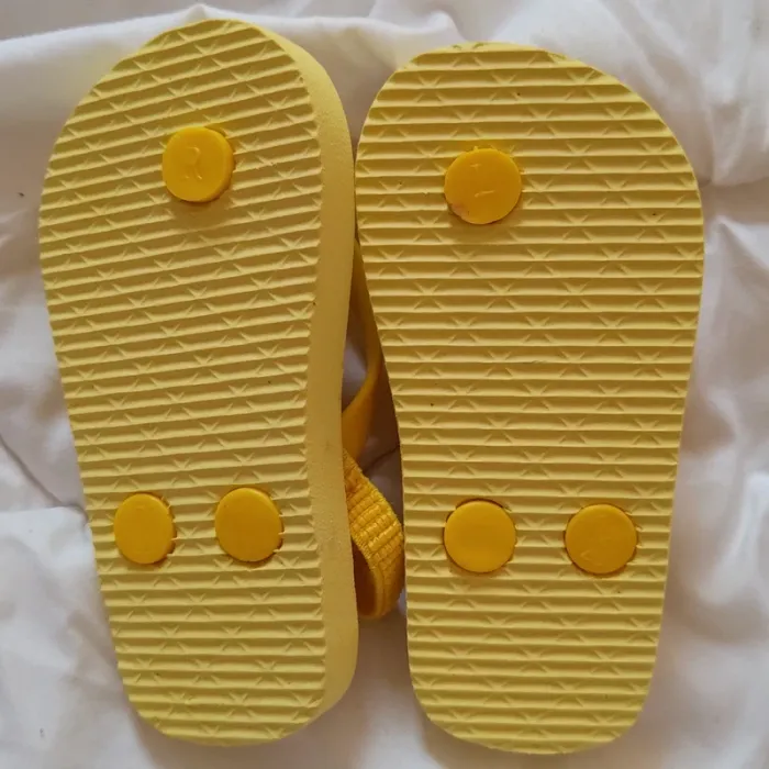 Tongs jaunes taille 19/20 - photo numéro 2