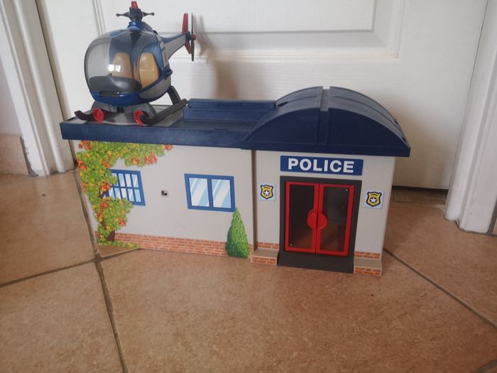 Lot de playmobil (petit commissariat, 2 vehicules + helicoptere