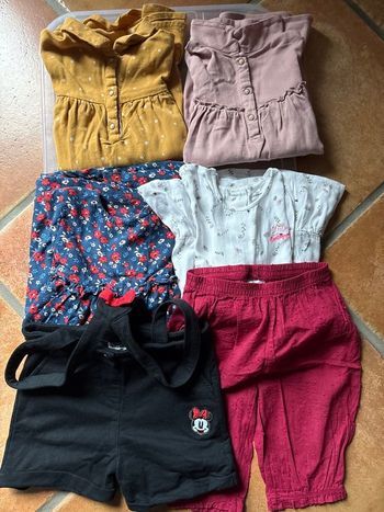 Lot de robes,short, pantalon pour bébé 24 mois