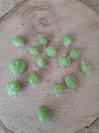 Lot de 15 perles vertes en verre et fils de fer