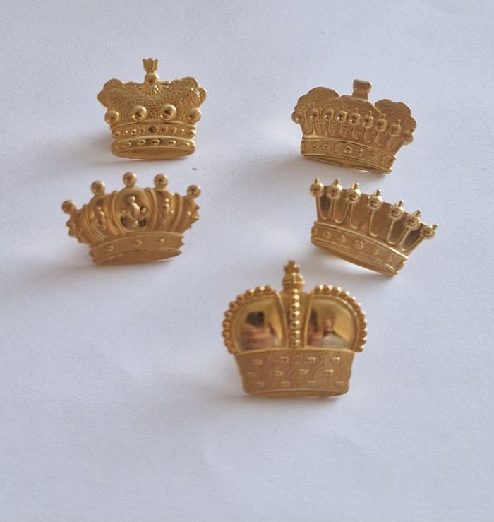 Lot de 5 Pin's Vintage Forme Couronnes Dorées Royales