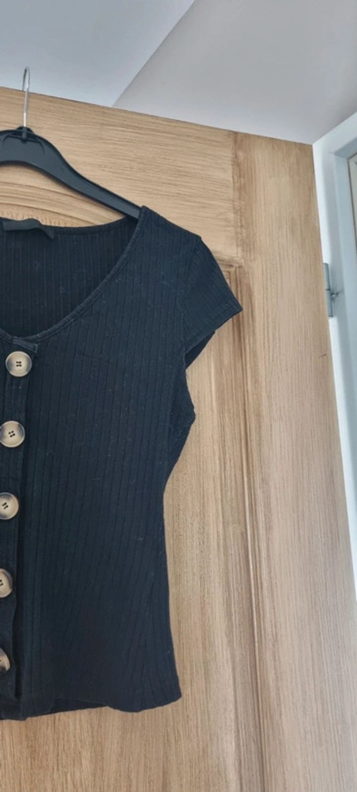 Haut noir avec boutons décoratifs - photo numéro 3