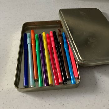 Boîte en fer avec  12 crayons de feutre