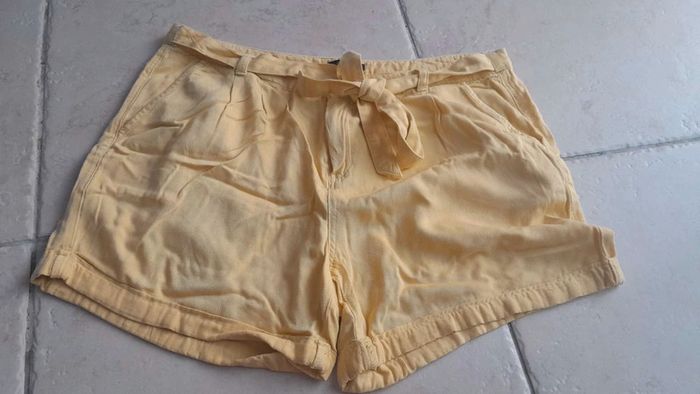 Short jaune