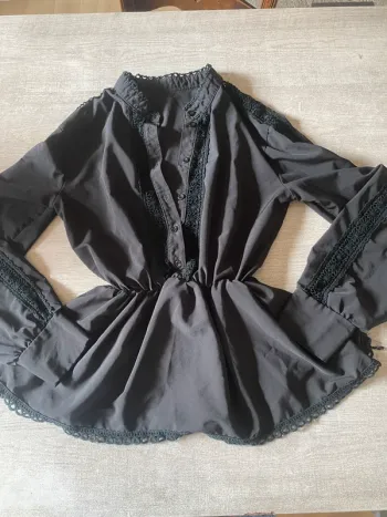 Blouse noire cintrée à dentelle – élégante et féminine