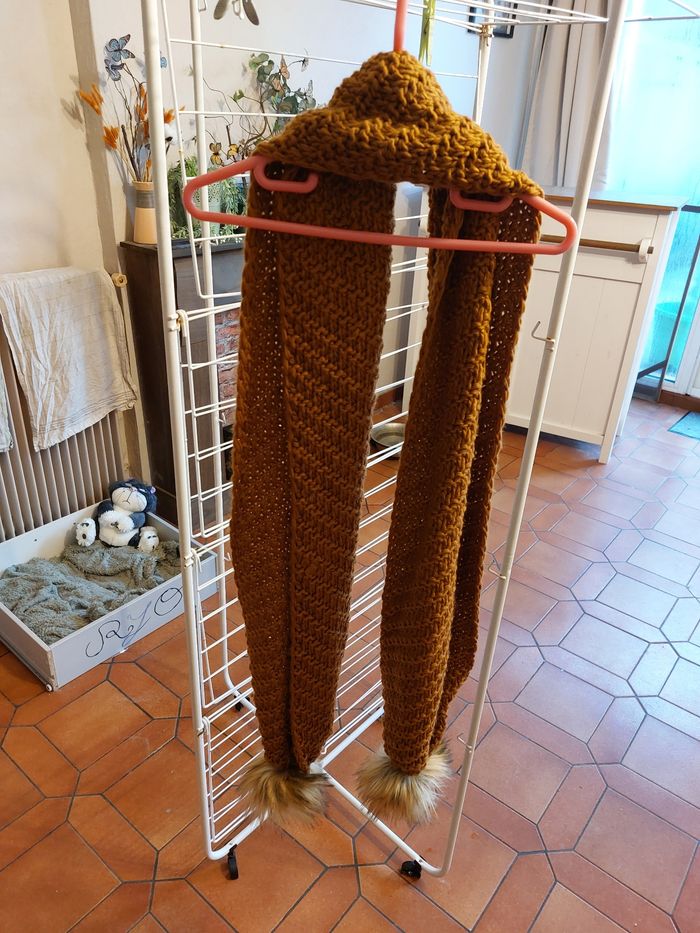 Echarpe marron a pompons - photo numéro 2