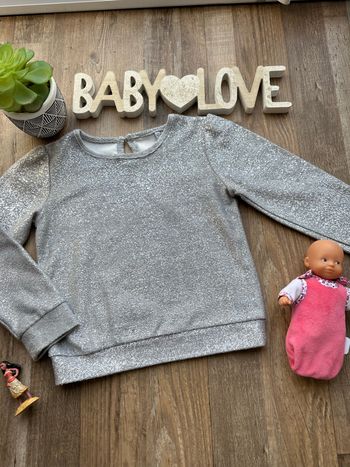 - Pull Charlie & Prune   - 6 ans  - Très bon état, tache sur le bout de la manche