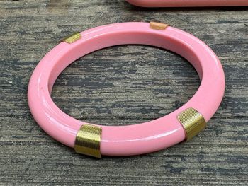 Jonc mile Mila 6,5 cl de diamètre résine rose et acier inoxydable or