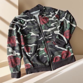 Superbe veste zippée camouflage et roses