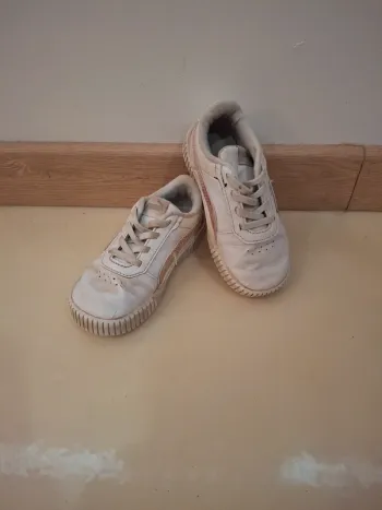 Baskets puma blanc et holo t26