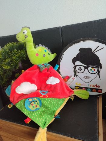 doudou dinosaure nicotoy rouge vert nuage jaune oiseau plat bruissant mouchoir