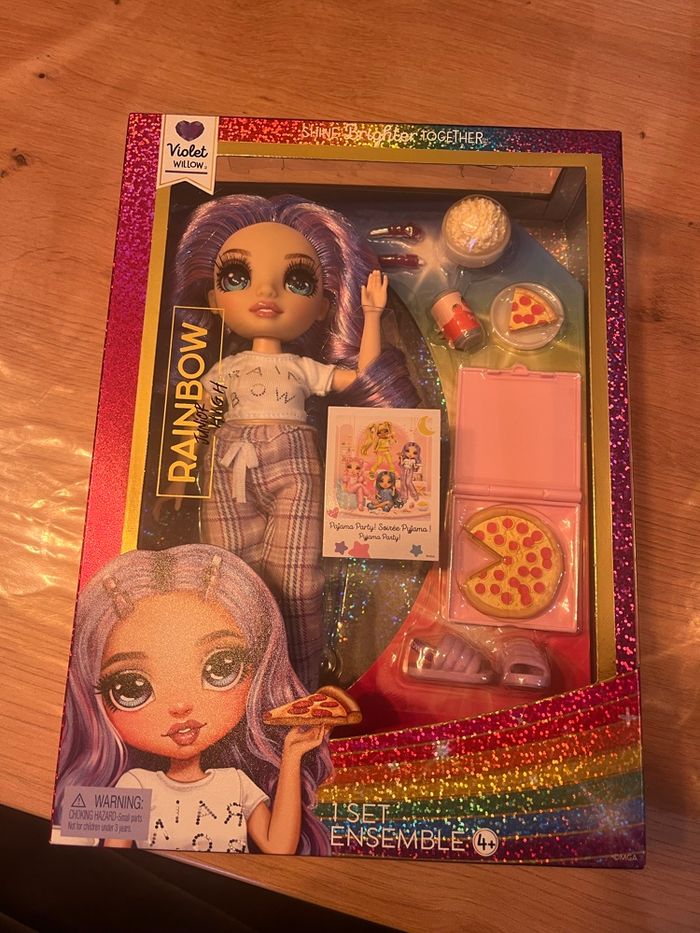Poupée Violet Rainbow Junior High pyjama party