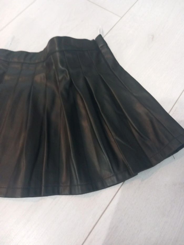 Jupe plissé noir style cuir 5 ans - photo numéro 3