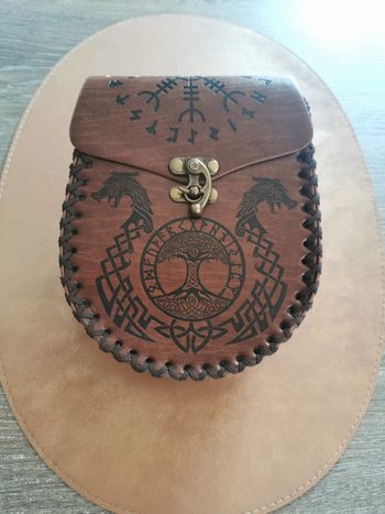 Saccoche style médiéval motifs viking marron