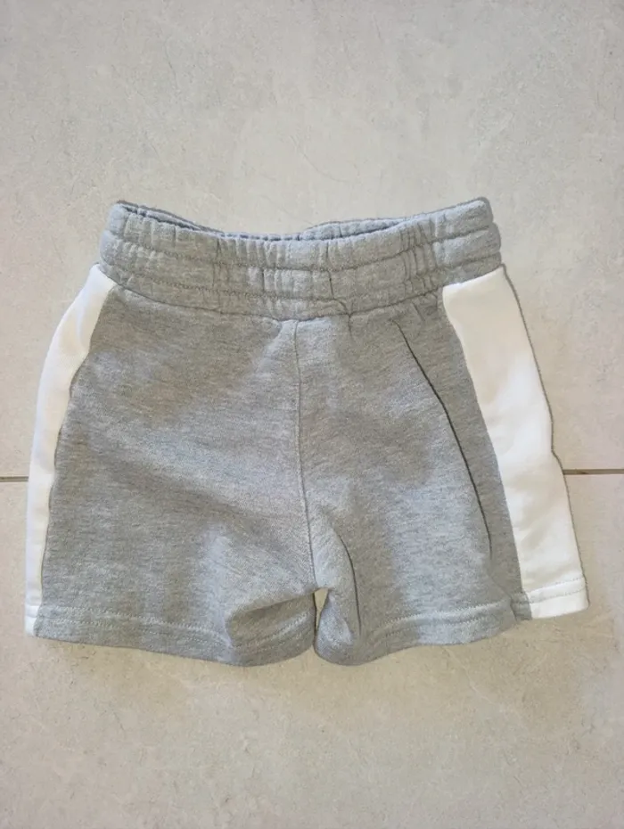 Short gris 2/3 ans - photo numéro 2