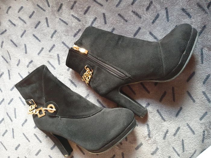 Bottines daim et chaine or T37