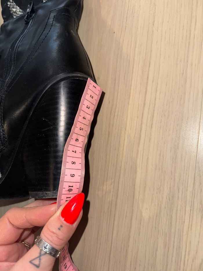 Superbe, bottes, style santiags, pointure 39 noir et blanche - photo numéro 2