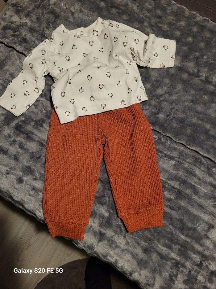 A vendre  vêtements de marques différentes âge  12 mois pour bébé fille.
