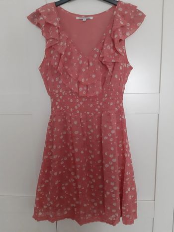 Robe rose avec motif floral