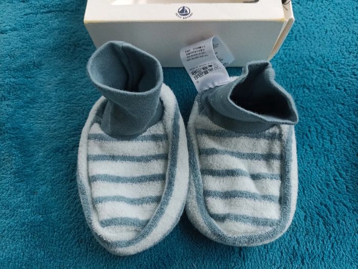 Coffret bonnet chaussons Petit Bateau 18m quasi neuf - photo numéro 3